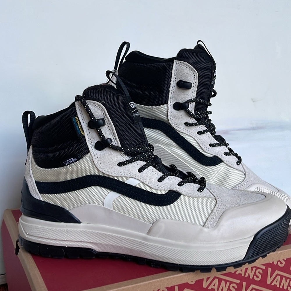 Vans WMNS Ultrarange Exo Hi Mte2 Marshmallow/Black
VN0A4BVSKIG
Sneakers Boots - Picture 12 of 16